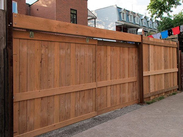 Portail entre cour et ruelle (Pointe-Saint-Charles, Montréal)