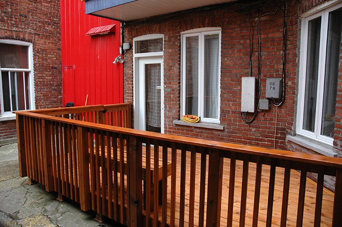 Terrasse aménagée dans une cour arrière bétonnée de la Petite Italie - 25point4