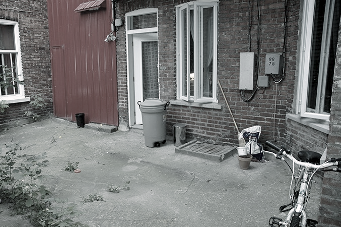 Terrasse aménagée dans une cour arrière bétonnée de la Petite Italie - 25point4