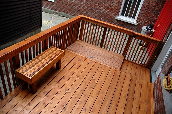 Terrasse aménagée dans une cour arrière bétonnée de la Petite Italie - 25point4