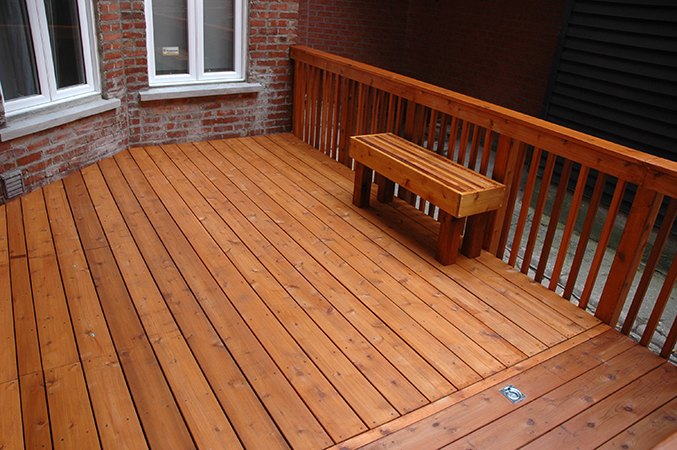 Terrasse aménagée dans une cour arrière bétonnée de la Petite Italie - 25point4