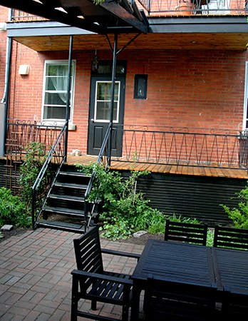 Rajeunissement d'une cour et de sa clôture sur ruelle, rénovation de la galerie arrière (Rue des Érables, Montréal).