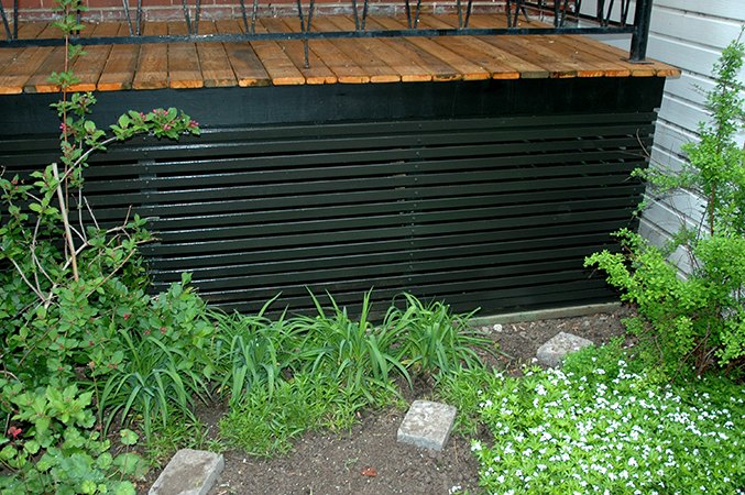 Rajeunissement d'une cour et de sa clôture sur ruelle, rénovation de la galerie arrière (Rue des Érables, Montréal).