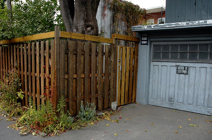 Rajeunissement d'une cour et de sa clôture sur ruelle, rénovation de la galerie arrière (Rue des Érables, Montréal).