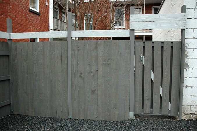 Clôture de cour arrière et accès au garage (Rue Fabre, Montréal).