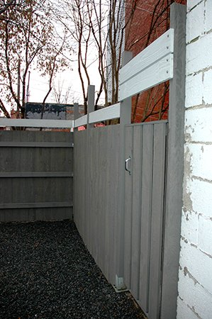 Clôture de cour arrière et accès au garage (Rue Fabre, Montréal).