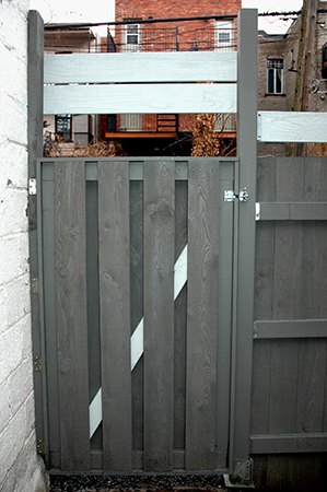 Clôture de cour arrière et accès au garage (Rue Fabre, Montréal).